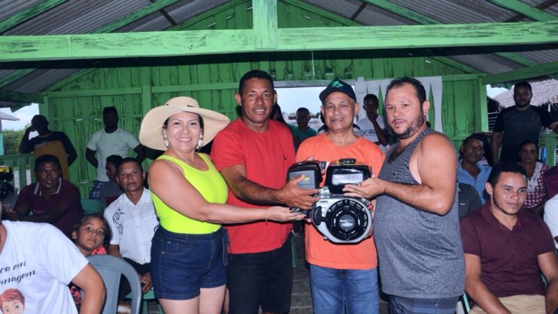 Prefeito Zequinha realiza entrega de uma lancha e kits de motor de rabeta na Praia da Baleia.