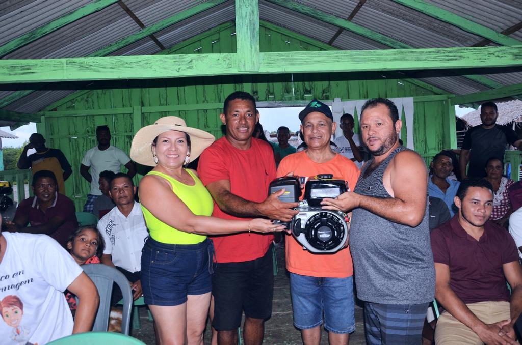 Prefeito Zequinha realiza entrega de uma lancha e kits de motor de rabeta na Praia da Baleia.